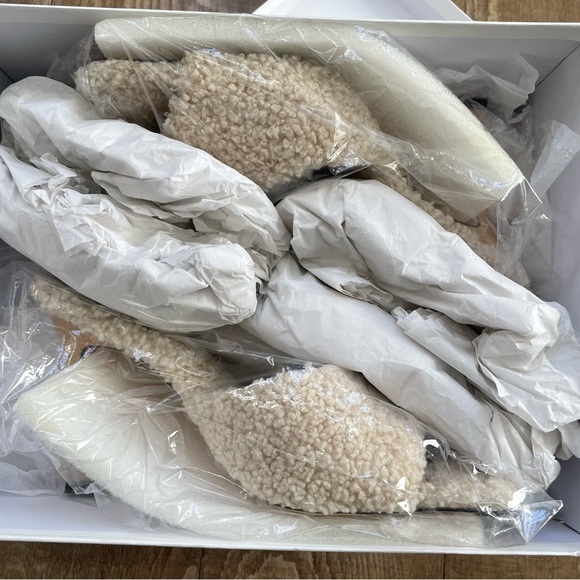 Good American sherpa heels (Size 9) - Picture 6 of 7